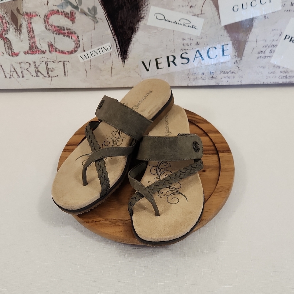 Baretraps Laura Thong Green Gray Sandals. Size 8